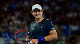 João Fonseca sorri após vitória em partida de tênis, garantindo sua vaga no Masters 1000 de Paris.