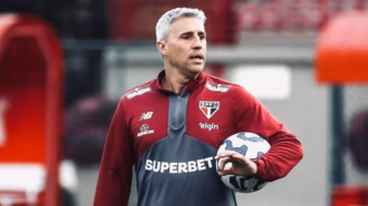 Crespo comanda treino do São Paulo em busca de reforços para o jogo contra o Fortaleza.