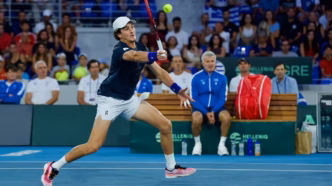João Fonseca em ação durante a Copa Davis.