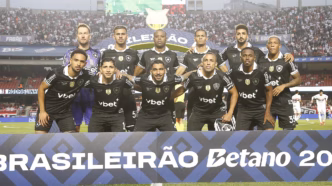 Time do Botafogo em campo antes de partida pelo Brasileirão