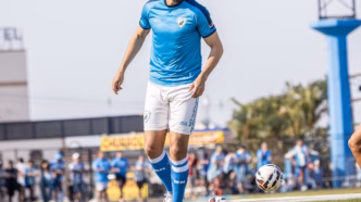 Wallace, zagueiro do Londrina, com a camisa do clube em treinamento.