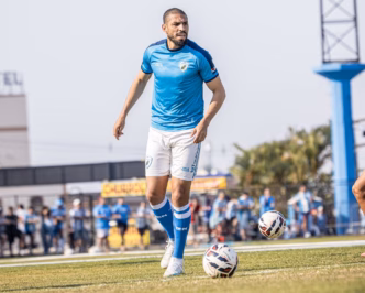 Wallace, zagueiro do Londrina, com a camisa do clube em treinamento.