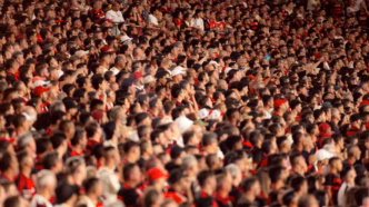 Torcida do Flamengo animada no Maracanã em dia de jogo importante contra o Palmeiras.