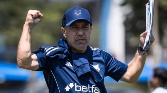 Técnico Leonardo Jardim comandando o Cruzeiro em campo durante uma partida.
