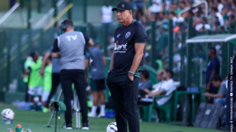 Márcio Fernandes, técnico do Paysandu, em ação durante partida da Série B, focado em dar instruções à equipe.
