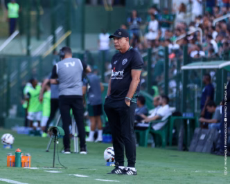 Márcio Fernandes, técnico do Paysandu, em ação durante partida da Série B, focado em dar instruções à equipe.