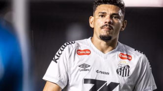 Tiquinho Soares, jogador do Santos, está pendurado para o próximo jogo.