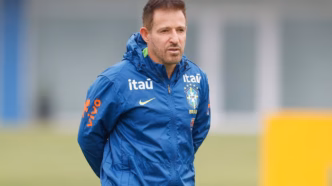 Ramon Menezes comandando a Seleção Brasileira Sub-20 em treino.