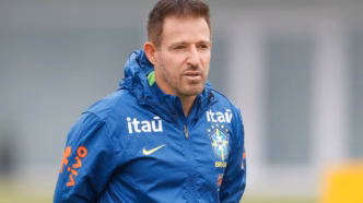Ramon Menezes comandando a Seleção Brasileira Sub-20 em jogo da Copa do Mundo.