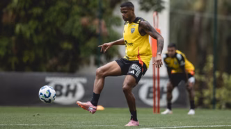 Júnior Santos em treino do Atlético-MG em 2025 após cirurgia.