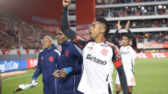 Bruno Henrique em campo pelo Flamengo durante partida da Libertadores