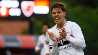 Atacante Gustavo Santana pelo São Paulo Sub-20 em ação.