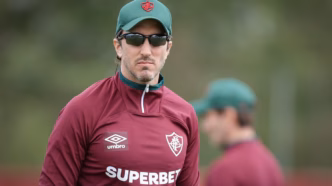 Zubeldía comandando treinamento do Fluminense em campo.