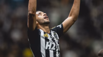 Vitor Hugo, zagueiro do Atlético-MG, comemora gol em partida.