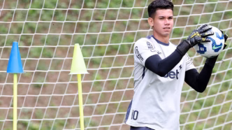 Cristhian Loor, goleiro do Botafogo, em treinamento com a equipe.