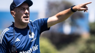 Leonardo Jardim, técnico do Cruzeiro, comanda a equipe em campo.