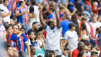 Torcida do Bahia animada na Arena Fonte Nova durante jogo do Brasileirão.