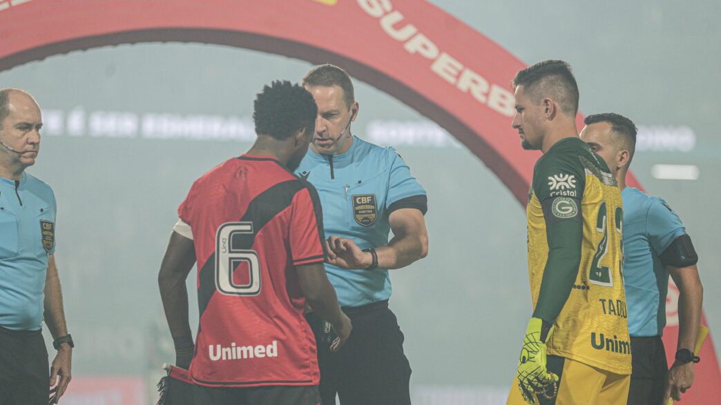 Goiás e Atlético-GO em campo, com a arbitragem em destaque durante o clássico goiano da Série B.