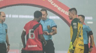 Goiás e Atlético-GO em campo, com a arbitragem em destaque durante o clássico goiano da Série B.