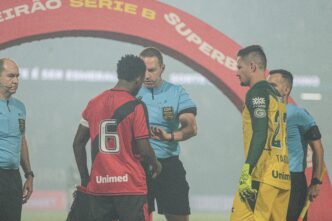 Goiás e Atlético-GO em campo, com a arbitragem em destaque durante o clássico goiano da Série B.