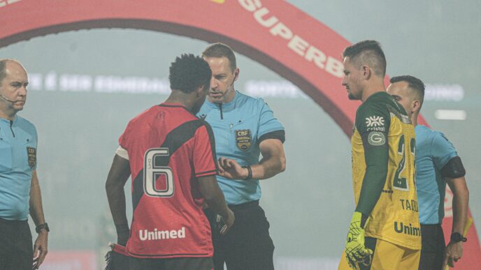 Goiás e Atlético-GO em campo, com a arbitragem em destaque durante o clássico goiano da Série B.