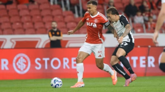 Alan Patrick, do Internacional, e Ryan, do Corinthians, em confronto pelo Brasileirão.