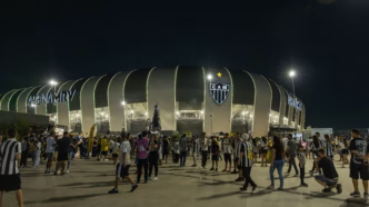 Torcida do Atlético-MG vibrando na Arena MRV em jogo válido pelo Campeonato Brasileiro.