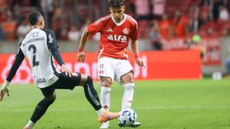 Óscar Romero do Internacional e Matheuzinho do Corinthians em campo pelo Brasileirão