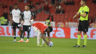 Pênalti para o Internacional contra o Corinthians no Beira-Rio em jogo do Brasileirão 2025.