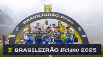 Jogadores do Cruzeiro em campo durante partida contra o Flamengo, com foco na ação tática.
