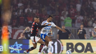 Samuel Lino em ação pelo Flamengo durante partida contra o Cruzeiro.