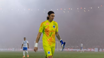 Cássio, goleiro do Cruzeiro, em ação durante a partida contra o Flamengo pelo Campeonato Brasileiro 2025.