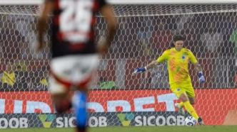 Goleiro Cássio em ação pelo Cruzeiro durante a partida contra o Flamengo.