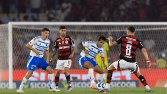 Lucas Romero, do Cruzeiro, e Saúl, do Flamengo, em campo no Maracanã durante partida do Brasileirão.