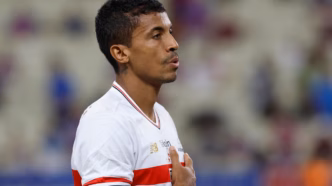 Luiz Gustavo em campo pelo São Paulo durante partida.
