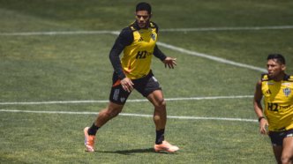 Hulk em treino do Atlético-MG, com a camisa do clube