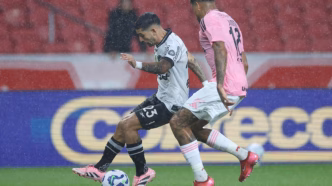 Santiago Rodriguez em ação durante a partida entre Internacional e Botafogo pelo Brasileirão 2025, com foco no desempenho do Botafogo.