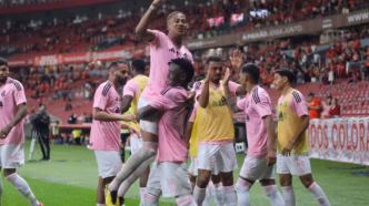 Vitinho e Carbonero comemoram gol do Internacional contra o Botafogo no Brasileirão.