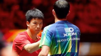 Hugo Calderano cumprimenta o anfitrião Xiang Peng após derrota nas quartas de final do China Smash