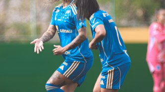 Byanca Brasil, jogadora do Cruzeiro, comemora gol e provoca o Atlético-MG no clássico mineiro.
