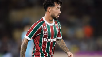 Lucho Acosta em ação pelo Fluminense marcando gol