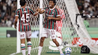 Keno comemora gol com Lima em jogo do Fluminense.