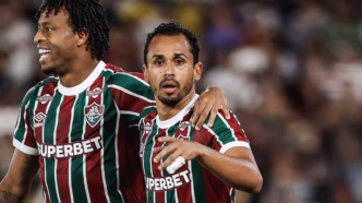 Keno e Lima comemoram gol do Fluminense contra o Atlético-MG em partida do Brasileirão.