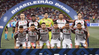 Time do Flamengo comemorando em campo durante partida do Brasileirão.