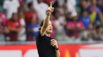 Filipe Luís, técnico do Flamengo, em campo durante partida contra o Bahia pelo Brasileirão 2025.