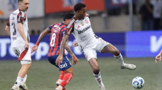 Zagueiro Cleiton, do Flamengo, em ação durante partida contra o Bahia, em 2025.