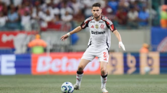 Jorginho, volante do Flamengo, em campo durante partida contra o Bahia pelo Brasileirão 2025.