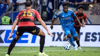 Sinisterra com a camisa do Cruzeiro em campo contra o Sport, preocupação com lesão na coxa esquerda.