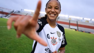 Leticia Monteiro em ação pelo Corinthians, jogadora se destaca no meio-campo.