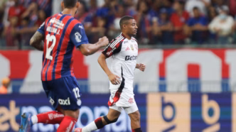 De la Cruz em ação pelo Flamengo durante partida contra o Bahia, em 2025.